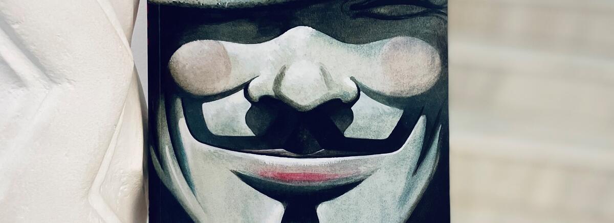 Alan Moore & David Lloyd - V de la Vendetta: &bdquo;arta e, asemenea magiei, știința manipulării simbolurilor, cuvintelor și imaginilor pentru a obține schimbări la nivelul conștiinței&rdquo;