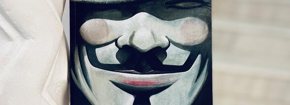 Alan Moore & David Lloyd - V de la Vendetta: &bdquo;arta e, asemenea magiei, știința manipulării simbolurilor, cuvintelor și imaginilor pentru a obține schimbări la nivelul conștiinței&rdquo;