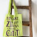 Tote bag lime cu imprimeu "Fiecare zi e o zi bună pentru citit" - gallery small 