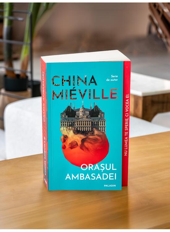 Copertă produs Orașul Ambasadei ediție paperback - gallery big 3