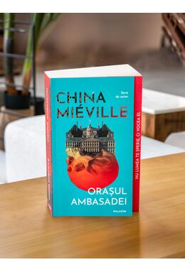 Copertă produs Orașul Ambasadei ediție paperback