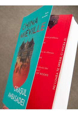 Copertă produs Orașul Ambasadei ediție paperback