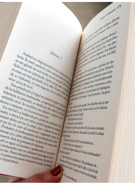 Copertă produs Orașul Ambasadei ediție paperback - gallery big 5