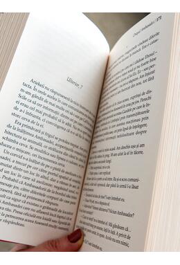 Copertă produs Orașul Ambasadei ediție paperback