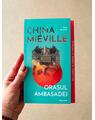 Copertă produs Orașul Ambasadei ediție paperback - thumb 6