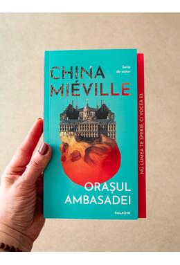 Copertă produs Orașul Ambasadei ediție paperback