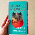 Copertă produs Orașul Ambasadei ediție paperback - gallery small 