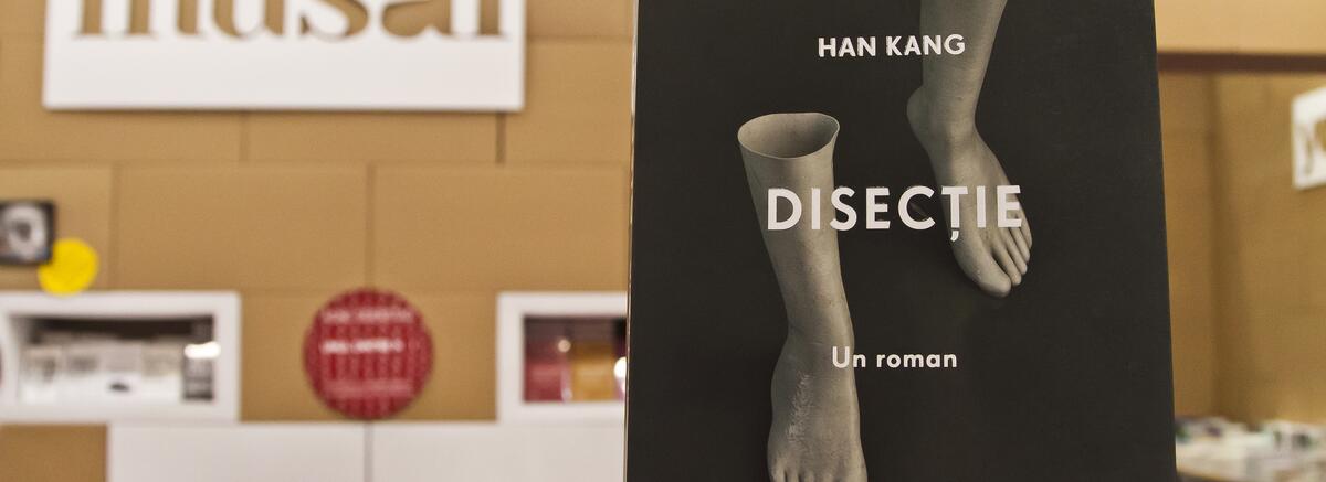 Han Kang: „A fost foarte greu să scriu despre un masacru. Sunt genul de persoană care simte durere și atunci când vede carne aruncată în foc.”