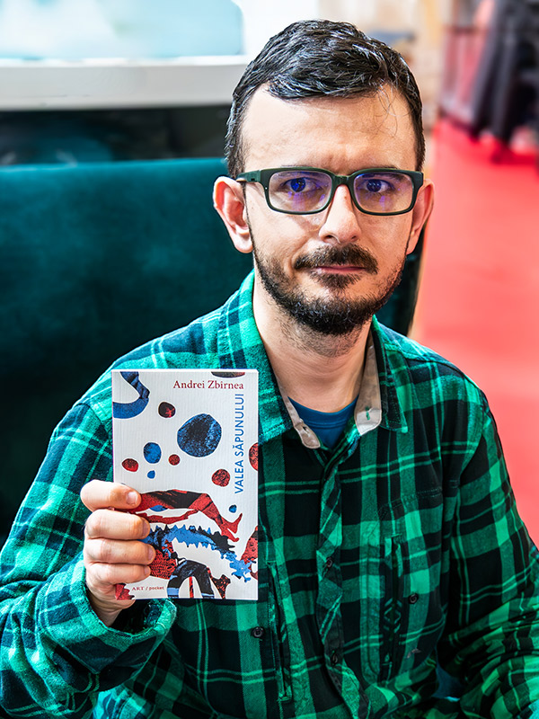 Fotografie Andrei Zbîrnea cu volumul „Valea Săpunului”