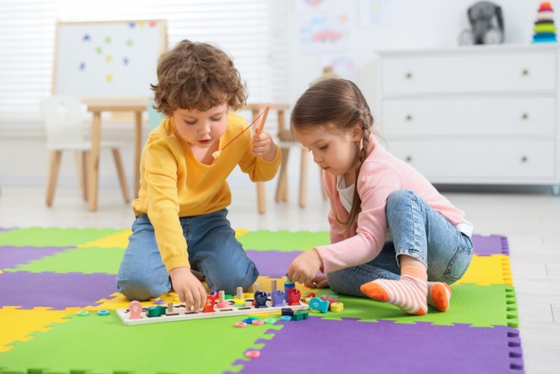 Copii care se joaca cu jucarii educative Copii care se joaca cu jucarii educative