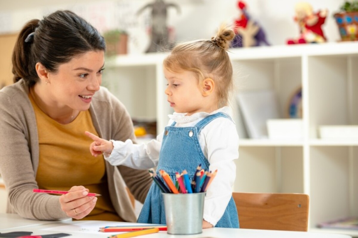 Copil care deseneaza impreuna cu mama Copil care deseneaza impreuna cu mama