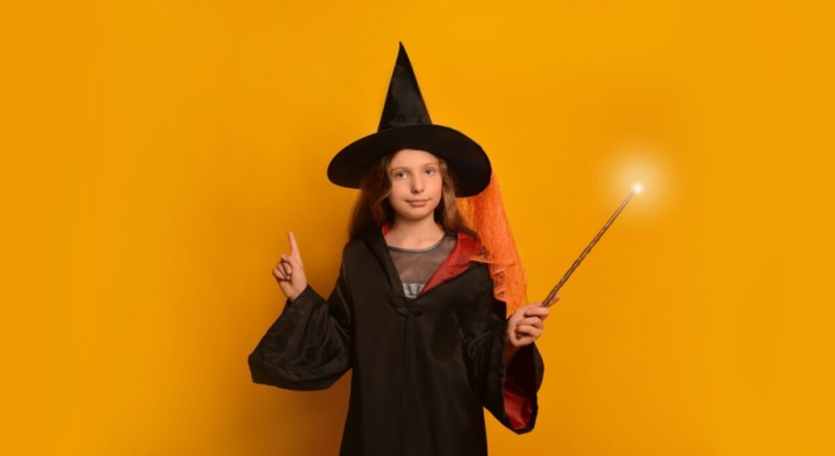 Copil fan Harry Potter imbracat in costum tematic