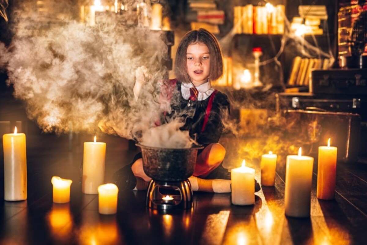  Copil in universul Harry Potter cu lumanari si magie 