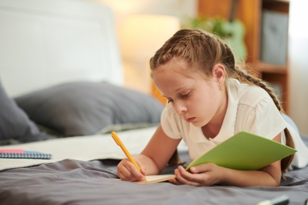 Copil care scrie in jurnal Copil care scrie in jurnal