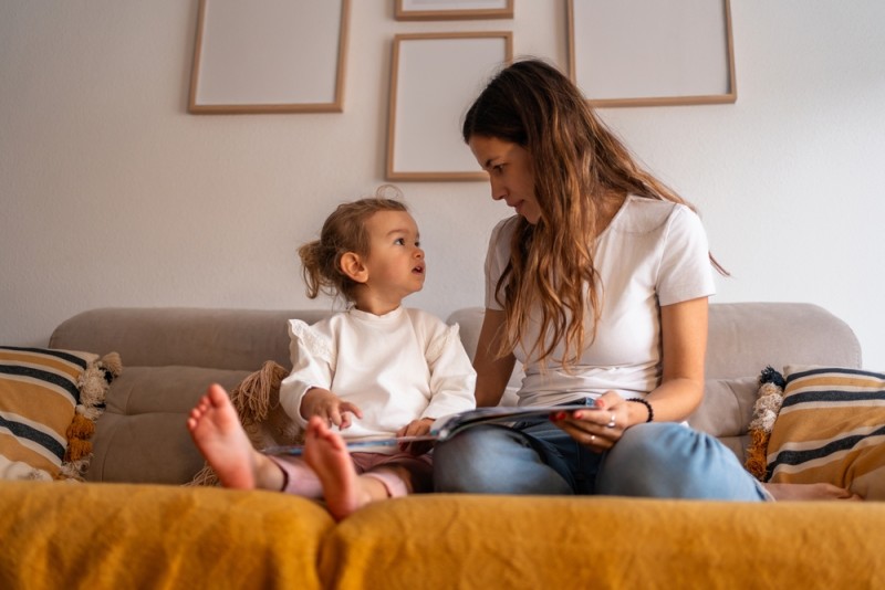 Copilul citeste o carte impreuna cu mama