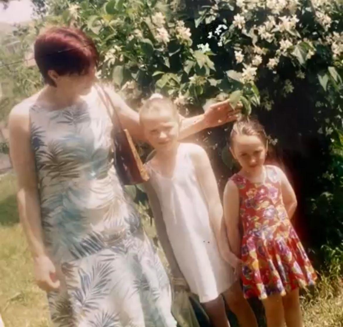 mama și sora poetei Anca-Ioana Câdă 