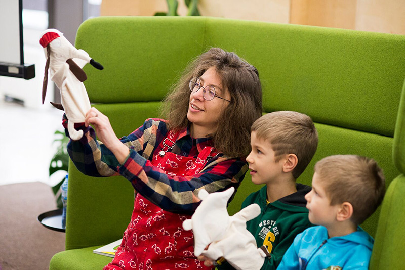 Petia Kokudeva playing with the puppets of Lupo and Tumba. Petia Kokudeva playing with the puppets of Lupo and Tumba.